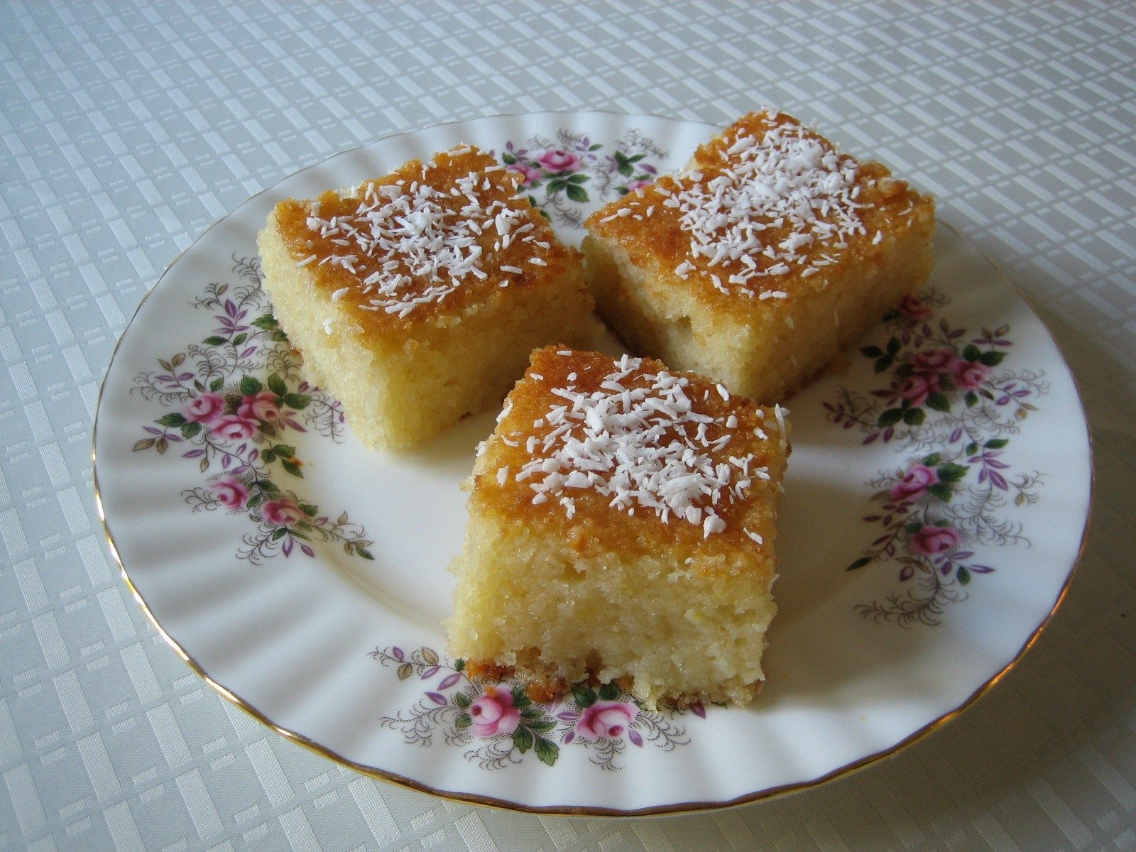Yoğurt Tatlısı (Semolina & yoghurt sponge soaked in a lemon syrup)
