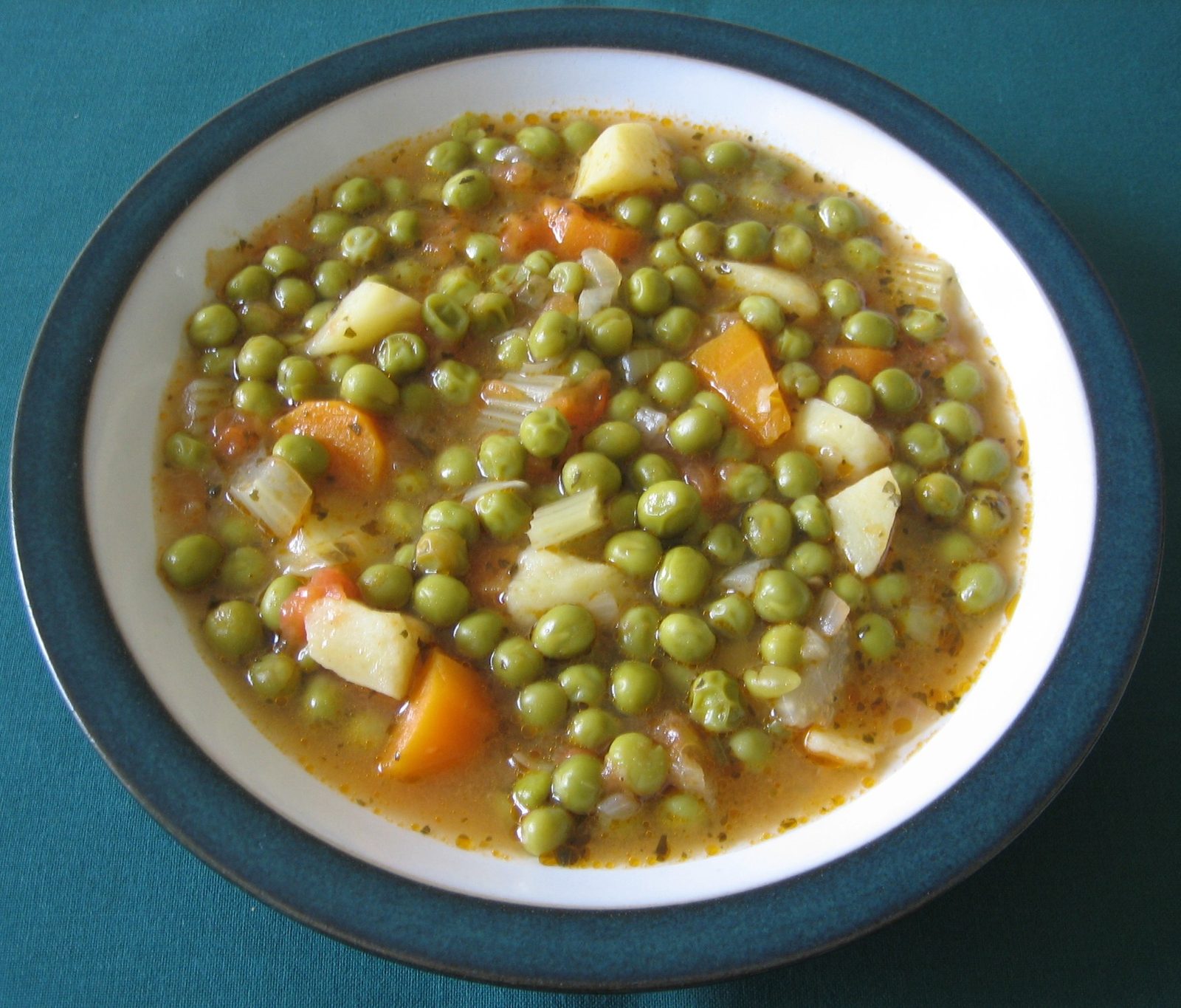 Garden peas with veg. & chilli peppers (Bezelye)