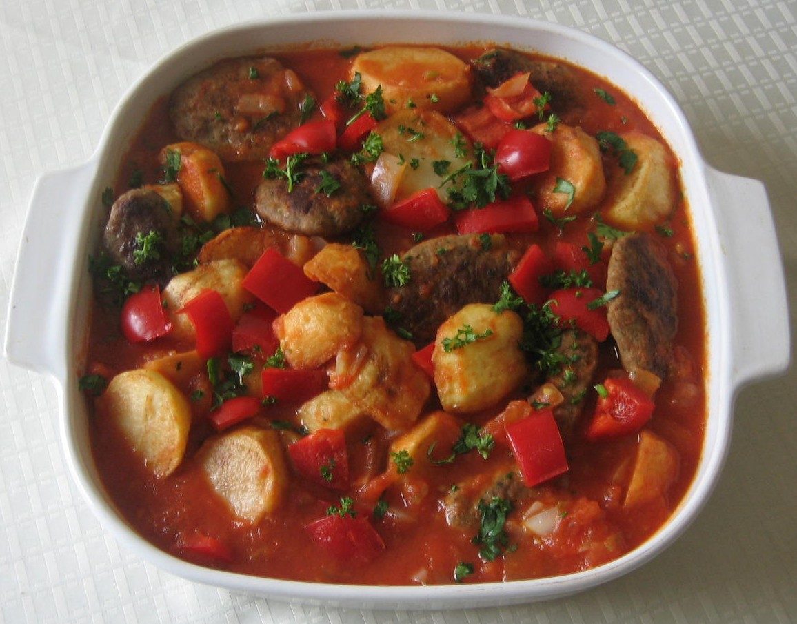 Köfte Patates (Koftas with potatoes in a tomato sauce)