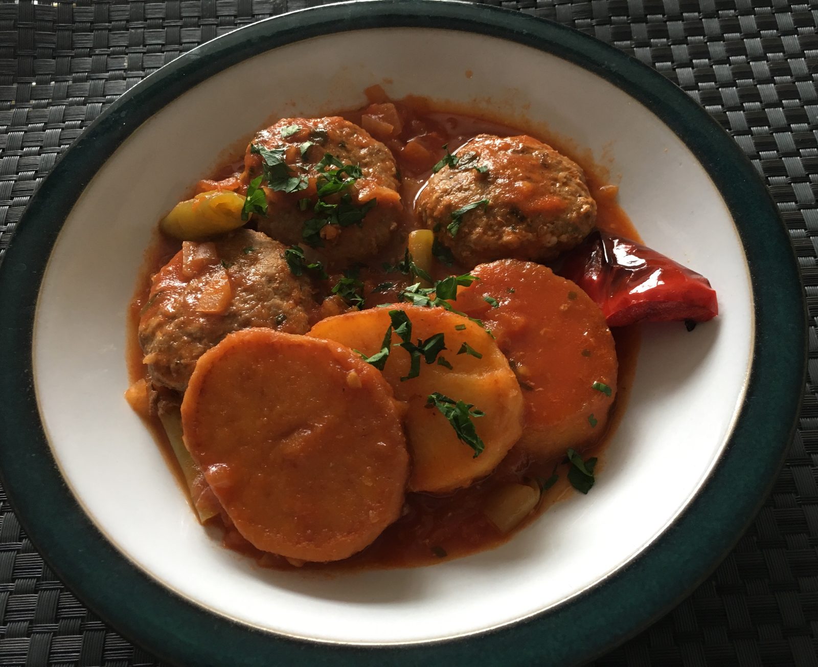 Köfte Patates (Koftas with potatoes in a tomato sauce)